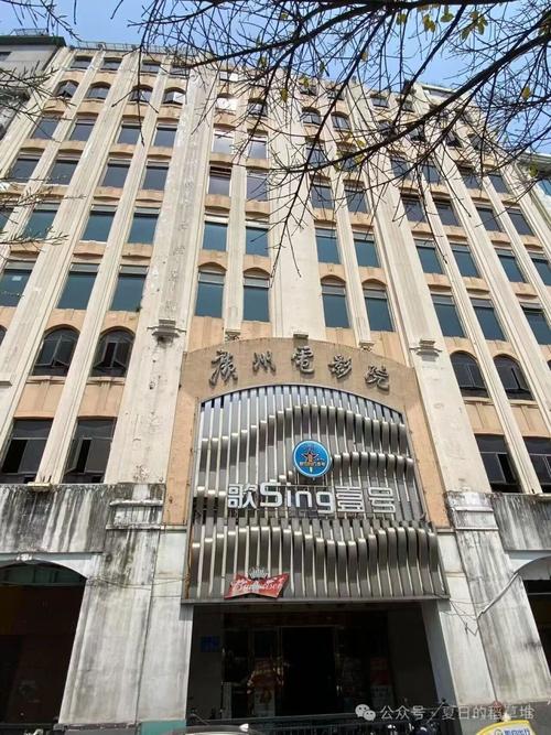 SEO标题：电影院男友亲密行为引热议：如何应对公共场合的情趣与尊重？  
（长尾关键词：电影院情侣行为、公共场合亲密界限、恋爱中的尊重沟通）