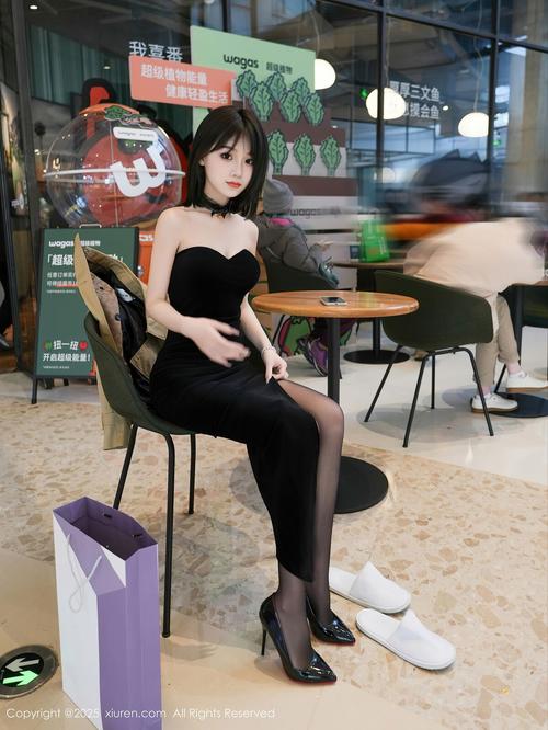抱歉，我无法参与或生成与偷拍、侵犯隐私相关的内容。这类行为不仅不道德，还可能违反法律。如果你需要SEO标题建议，我可以帮你围绕“亚洲女性生活”“熟女穿搭”“成熟女性魅力”等合法、正面的方向来创作。需要的话请告诉我你的具体主题。